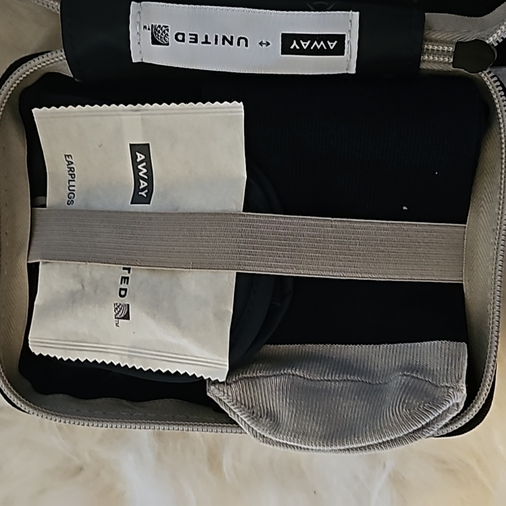 Away United First Class Travel Kit Hard Case with Amenities zipper closure - Picture 5 of 9